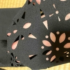 【美品】足元花柄切り抜きパンツ　Ｍの画像