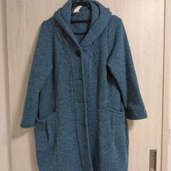 ブルーのレディースコートの画像