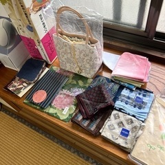 衣類　ハンカチ　など