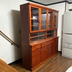 
大きな食器棚(木製)の画像