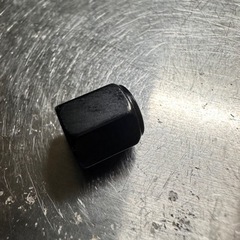 車用エアバルブキャップ（艶あり黒・金属製）