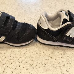 ニューバランス 373 キッズ13.5センチの黒スニーカーの画像