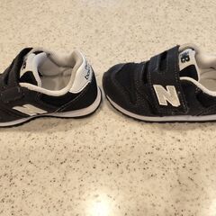 ニューバランス 373 キッズ13.5センチの黒スニーカーの画像