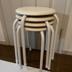 白い丸椅子4脚の画像