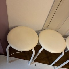 白い丸椅子4脚の画像
