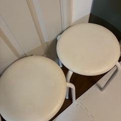 白い丸椅子4脚の画像