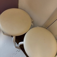 白い丸椅子4脚の画像