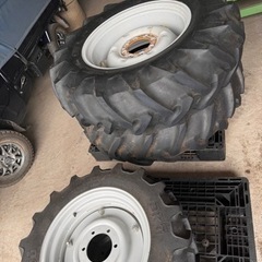 トラクター　　タイヤホイールセット
