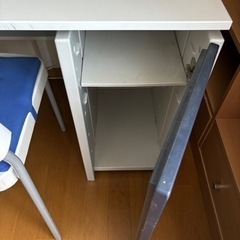 終了しました　デスク、イス、ライト無料の画像