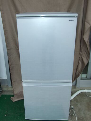 【紋別市発】シャープ　２ドア冷凍冷蔵庫　SJ-D14DS　２ドア　137L　冷凍46L　冷蔵91L　大きさ外寸幅48×奥行59×高さ112.5　2017年製　通電/冷蔵/冷凍確認　中古品
