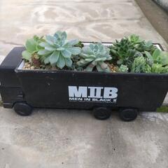 壊れたおもちゃのトラック寄せ植え