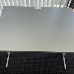 オフィスデスクの画像