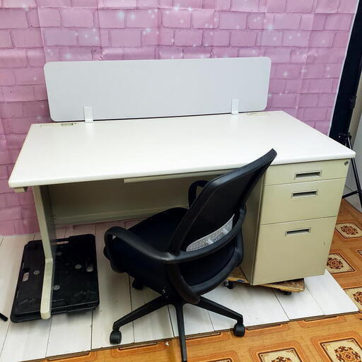【コレ見て！オフィス家具】A スチール事務デスク デスクトップパネル  カギ付き 1400㎜×700㎜×H700㎜