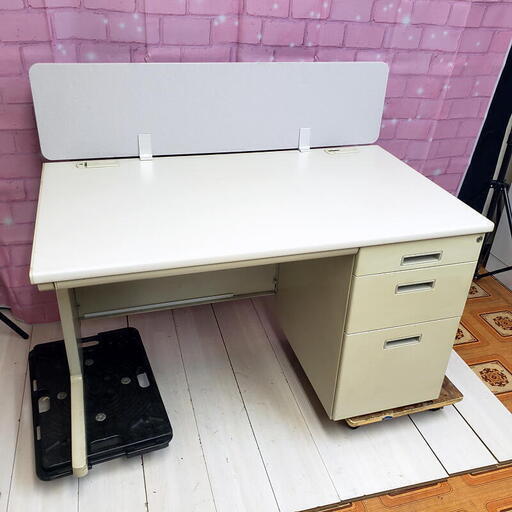 【コレ見て！オフィス家具】B スチール事務デスク デスクトップパネル カギ付き 1200㎜×700㎜×H700㎜