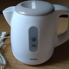 美品 電気ケトル 1000W ! すぐ沸かせる!
