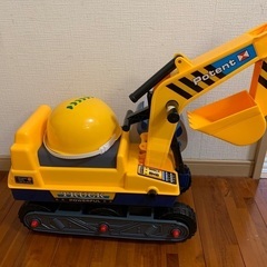 ショベルカー玩具「ヘルメット付」