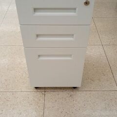 ★ジモティ割あり★  キャビネット　鍵無し 白 H60×D46×...