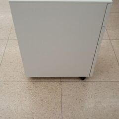 ★ジモティ割あり★  キャビネット　鍵無し 白 H60×D46×W30 クリーニング済み TJ6945の画像