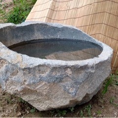 花崗岩をくり抜いた手水鉢63×32 つくばい 睡蓮鉢 すいれん鉢 メダカ鉢 めだか鉢 ガーデン 庭 の画像