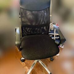 オフィスチェア２脚と古いスチール机１つ