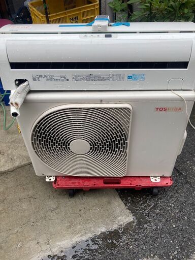 ☆中古￥25,800！TOSHIBA　8畳用2.5kwルームエアコン　家電　2018年製　RAS-2557V(W)型　【BF151】
