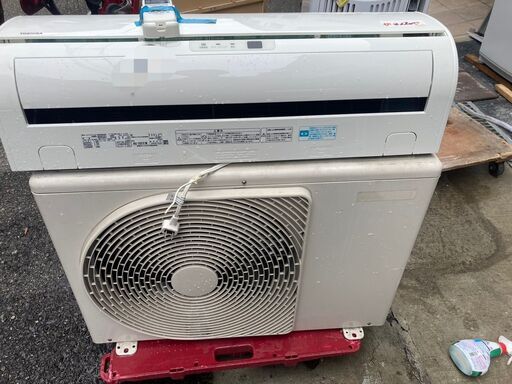 ☆中古￥25,800！TOSHIBA　8畳用2.5kwルームエアコン　家電　RAS-2557V(W)型　2018年製　【BF152】
