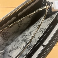 1ヶ月も使用してないヴィヴィアンウエストウッド 長財布 の画像