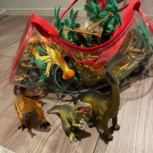 【7/15まで掲載】恐竜フィギュアメガバッグ　トイザらス