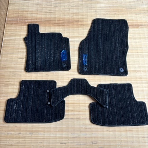 ディーラーの3分の1くらいのフロアシート  TｰROC