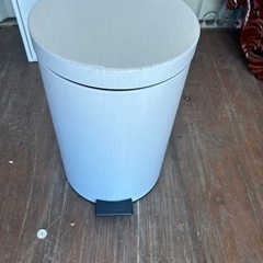 ペダル式ゴミ箱
