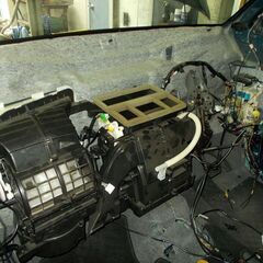 横浜鶴見区　カーエアコン修理、ガスチャージ致します。まずは現状の点検から始めます。 - 横浜市