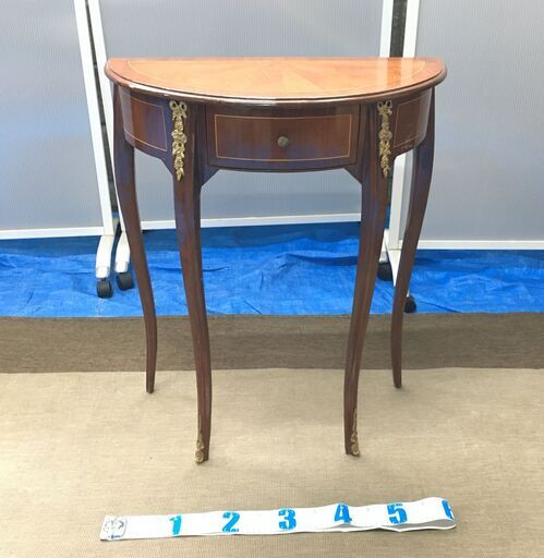 EA267)半円形テーブル アンティーク調 エジプト輸入品 幅：約60cm 高さ：約73cm 奥行：約29cm 中古品【取りに来られる方限定】