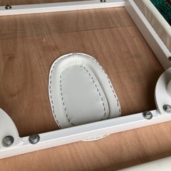 A2406-838　エステ用施術台 ベッド クッション付き ホワイト/ピンク キズ汚れ有りの画像