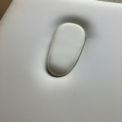 A2406-838　エステ用施術台 ベッド クッション付き ホワイト/ピンク キズ汚れ有りの画像