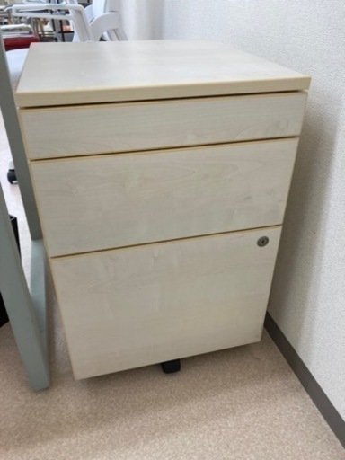 オフィス　キャビネット　鍵付き
