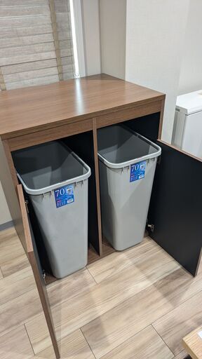 新品同様　70kg　ゴミ箱2個　収納棚