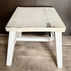 アンティーク風　椅子　飾り台の画像