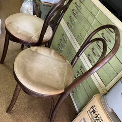 古い木製の椅子の画像