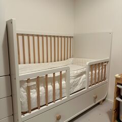 【IKEA MYLLRA ミルラ ベビーベッド ＋ マットレス付き】の画像