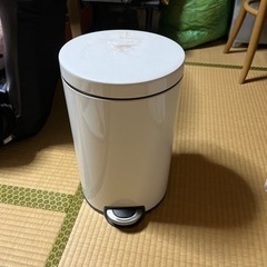 ペダル式ゴミ箱の画像