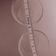 トレーと小さなビーカー2個の画像