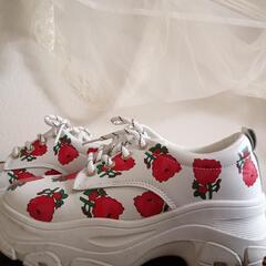 薔薇のシューズ　スニーカーの画像
