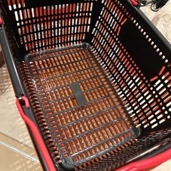 スーパーの籠の画像