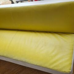中古品のソファーベッド、黄色の画像