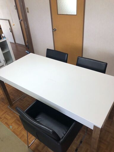 スタイリッシュテーブル白と椅子３脚
