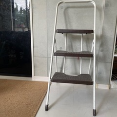 お譲り先決まりました。脚立の画像