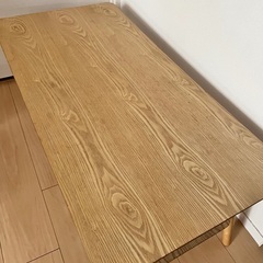 木製テーブルの画像