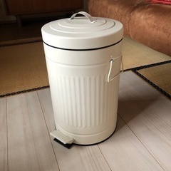 ニトリ ゴミ箱 ペダルペールソフトクローズ アイボリー 12リッ...