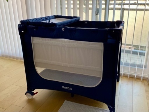 受渡調整中　美品【KATOJIカトージ】ポータブルベビーベッド おむつ替えテーブル付 おむつ台