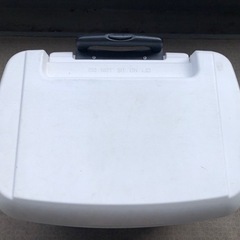 キャンプ用品イグルーのクーラーボックス　コロ車付きバーベキュー　アウトドアに…の画像